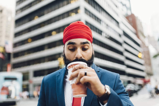 Indischer Geschäftsmann trinkt Kaffee in der Stadt, manhattan, ny, usa — Stockfoto