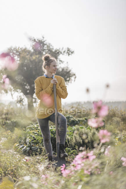 Jovem com pá no jardim da casa de campo — Fotografia de Stock