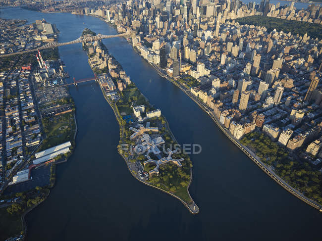 Fotografía aérea de Roosevelt Island en East River, Nueva York, Nueva York, EE.UU. - foto de stock