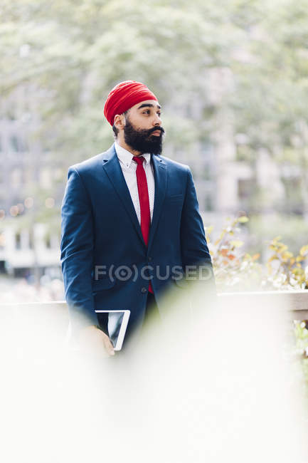Empresário indiano de pé com tablet em Manhattan, NY, EUA — Fotografia de Stock
