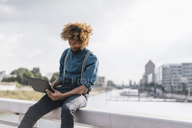 Junger Mann benutzt Laptop im Freien — Stockfoto