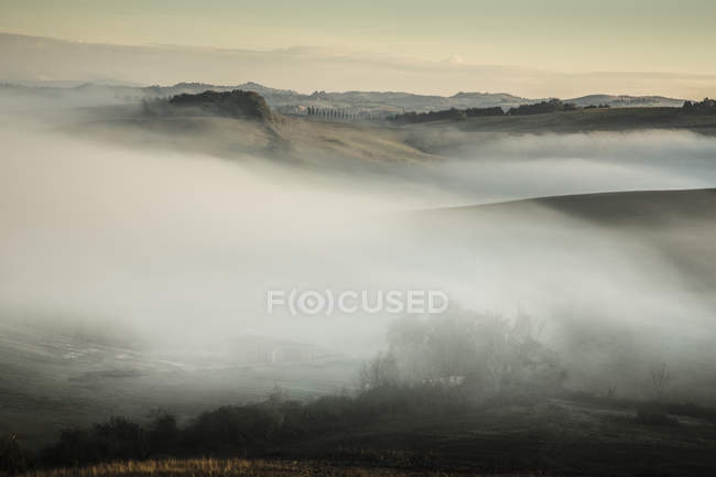 Itália, Toscana, Val d 'Orcia, paisagem em nevoeiro — Fotografia de Stock