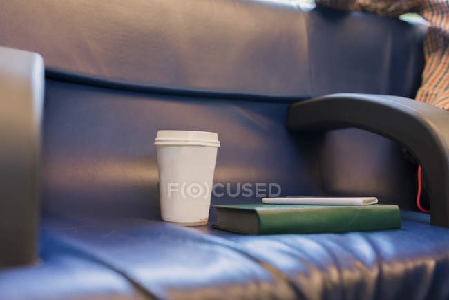 Coffee to go, Buch und Smartphone im Zug — Stockfoto