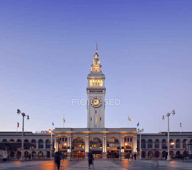 EUA, Califórnia, São Francisco, Ferry Building e Ferry Plaza no The Embarcadero na hora azul — Fotografia de Stock