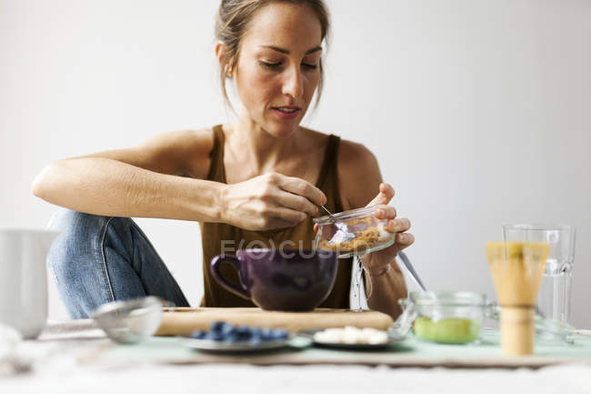 Mulher preparando latte matcha em casa — Fotografia de Stock