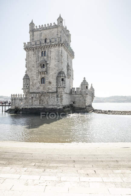 Португалия, Лисбон, Башня Белем в солнечную погоду — стоковое фото