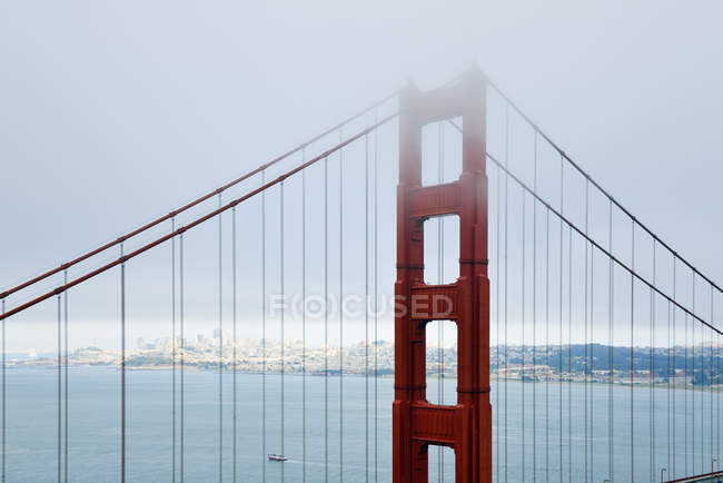 Stati Uniti, California, Golden Gate Bridge e la baia di San Francisco in tempo nebbioso — Foto stock
