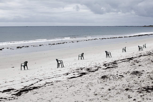 Франції, Lancieux, Піщаний пляж з рядка стільці — стокове фото