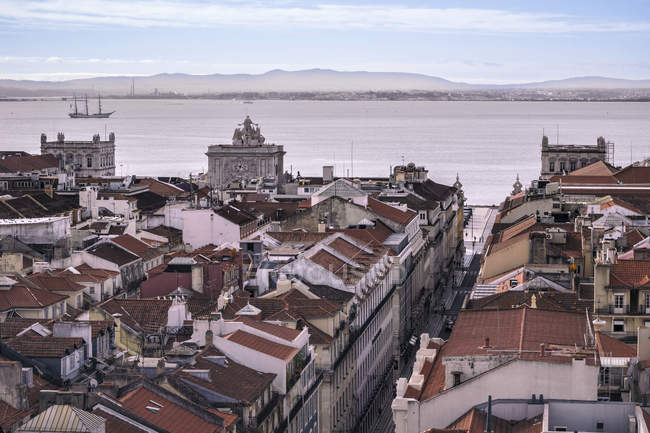 Portugal, Lisboa, paisagem urbana com o rio Tejo ao fundo — Fotografia de Stock