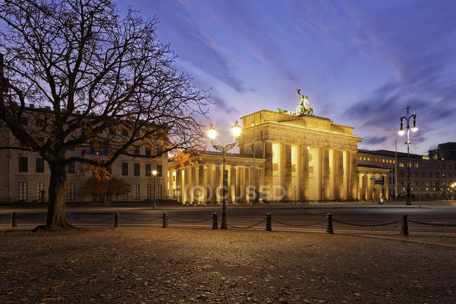 Германия, Берлин, вид на Бранденбургские ворота — стоковое фото
