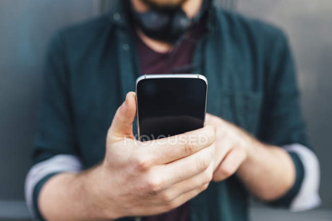 Image recadrée de la personne tenant smartphone avec écran blanc — Photo de stock