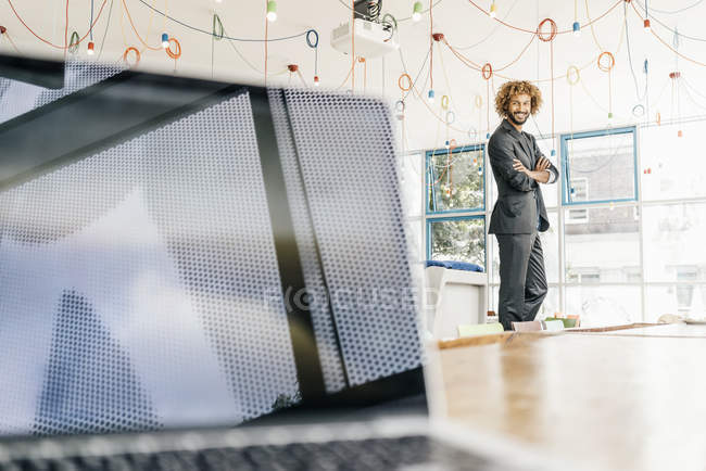 Jungunternehmer steht in modernem Büro am Fenster — Stockfoto