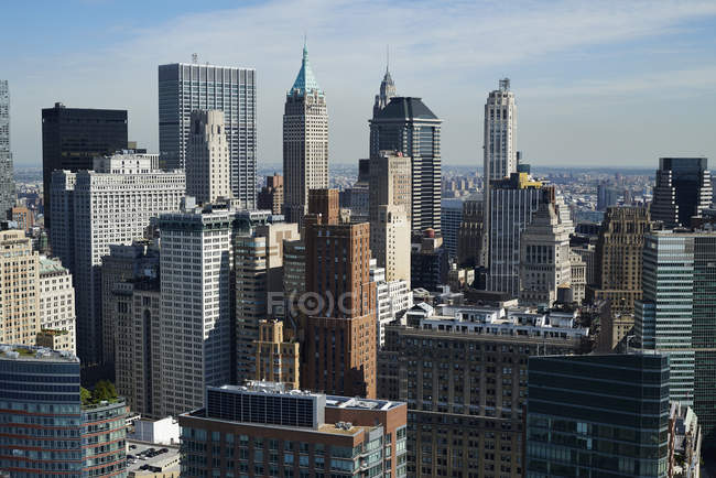Fotografía aérea de primera hora de la tarde del Distrito Financiero de la Ciudad de Nueva York (Wall Street) en el extremo sur de Manhattan Island, Nueva York, EE.UU. - foto de stock