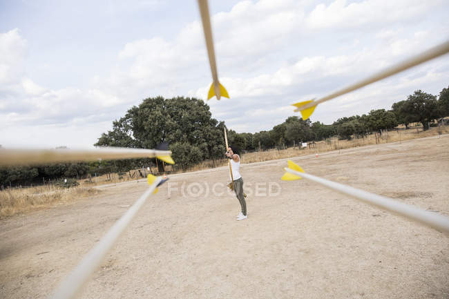 Молодая спортивная стрелка, нацеленная на цель — стоковое фото