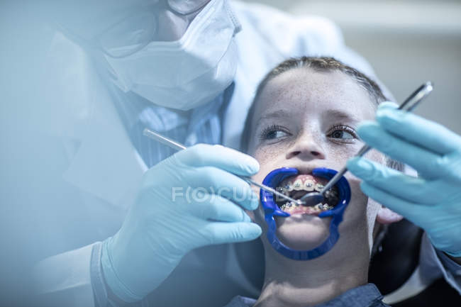 Ragazzo in chirurgia dentale in trattamento ortodontico — Foto stock