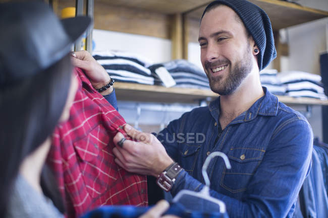 Amigos felices eligiendo ropa en la tienda — interior, Confianza - Stock  Photo | #174012582