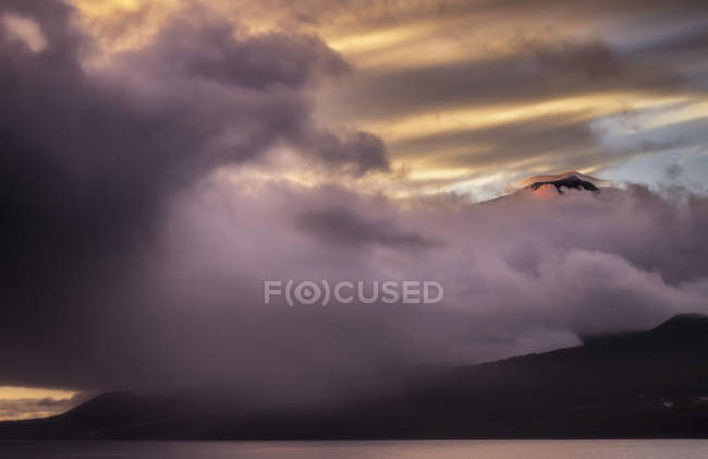 Portugal, Açores, Pico montanha sob nuvem ao amanhecer — Fotografia de Stock