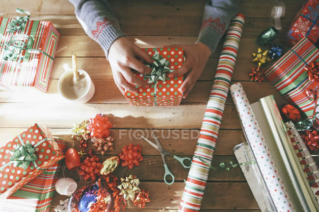 As mãos da mulher colocando gravata no presente de Natal — Fotografia de Stock