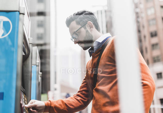 Geschäftsmann mit Geldautomat, New York City, USA — Stockfoto