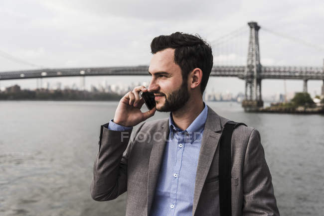 Homme d'affaires téléphonant sur le ferry sur East River, New York, États-Unis — Photo de stock