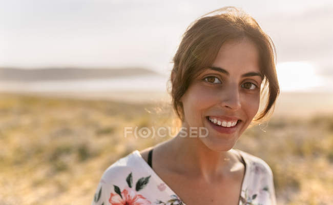 Porträt einer jungen Frau am Strand bei Sonnenuntergang — Stockfoto