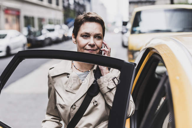 Frau am Handy in ein Taxi in Manhattan, New York City, USA — Stockfoto