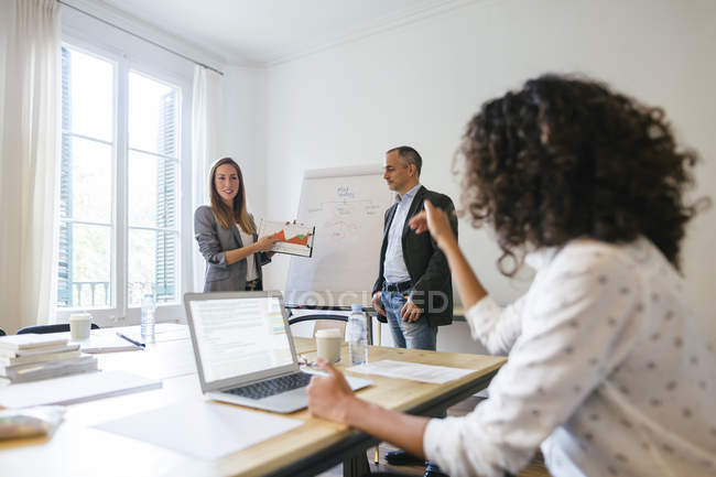 Empresários tendo uma reunião de equipe no escritório — Fotografia de Stock