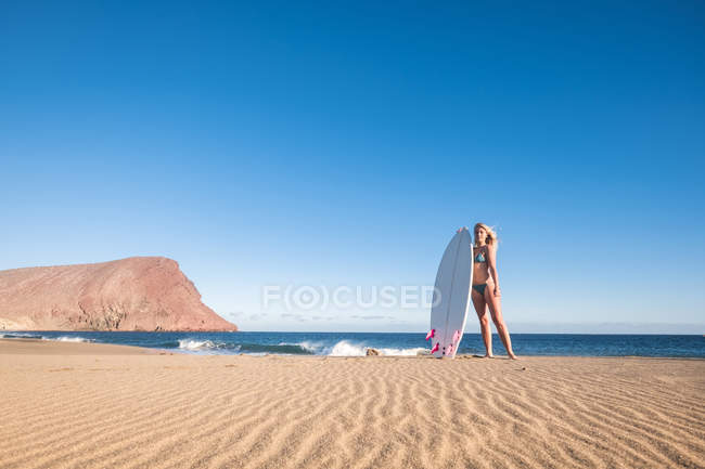 Espanha, Tenerife, jovem surfista feminina em pé na praia — Fotografia de Stock