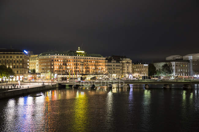 Svezia, Stoccolma, vista sulla città di notte — Foto stock