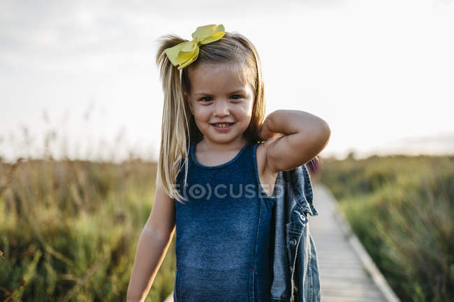 Bonito caucasiano menina se divertindo no longo verde grama — Fotografia de Stock