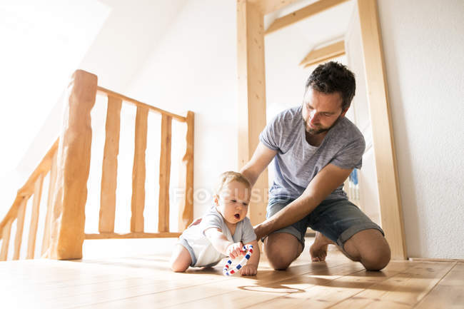 Батько, грати з маленькою дитиною на дому — стокове фото