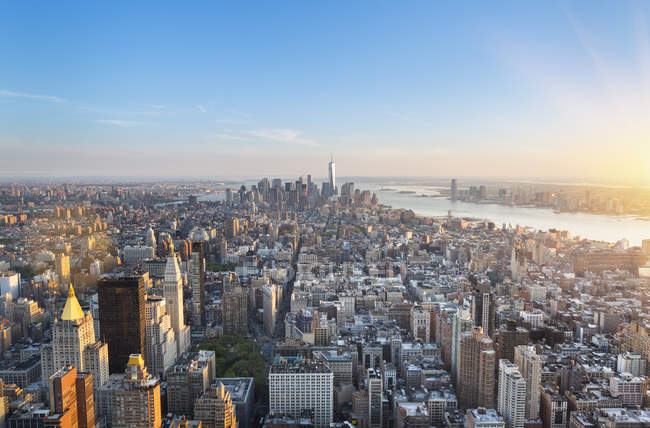 EUA, Nova York, Manhattan, vista para o distrito financeiro ao pôr do sol de cima — Fotografia de Stock