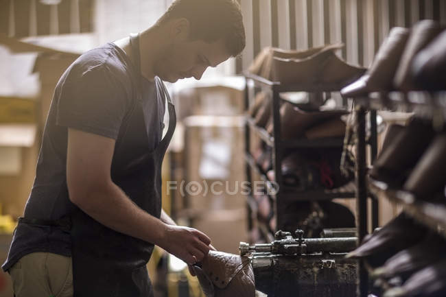 Shoemaker working on shoe in workshop — Stock Photo