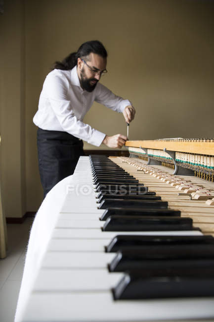 Klavierstimmer stimmt Flügel — Stockfoto