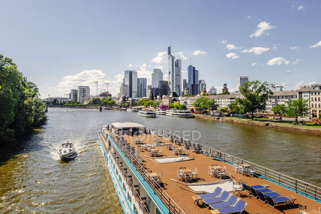 Vista panoramica di Francoforte sul Meno paesaggio urbano e traghetto in primo piano, Germania, Europa — Foto stock