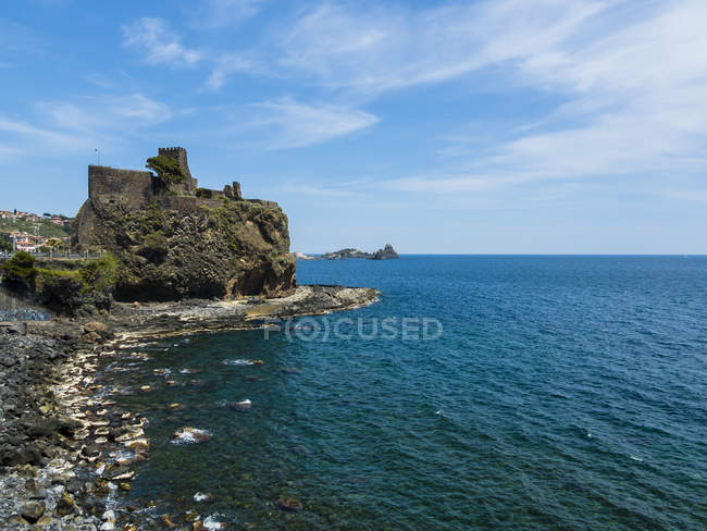 Paisagem marinha com vista costeira, Sicilia, Itália — Fotografia de Stock
