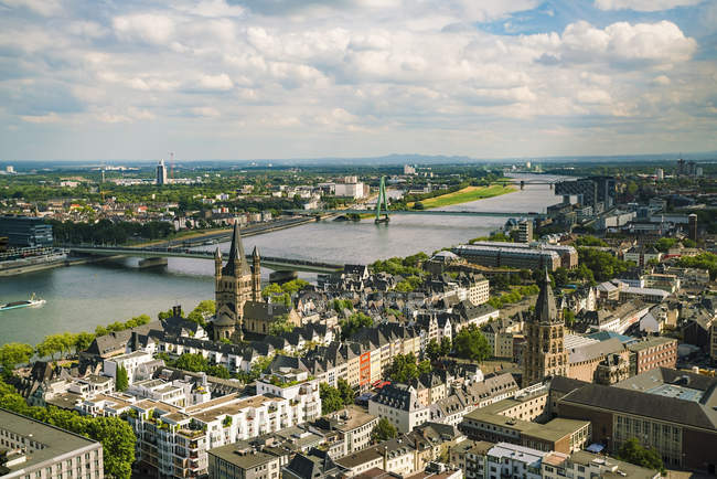 Allemagne, Cologne, vue sur le paysage urbain avec Gross Sankt Martin et la mairie d'en haut — Photo de stock