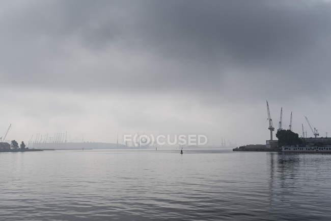 Germania, Rostock, nebbia sul porto di Rostock — Foto stock
