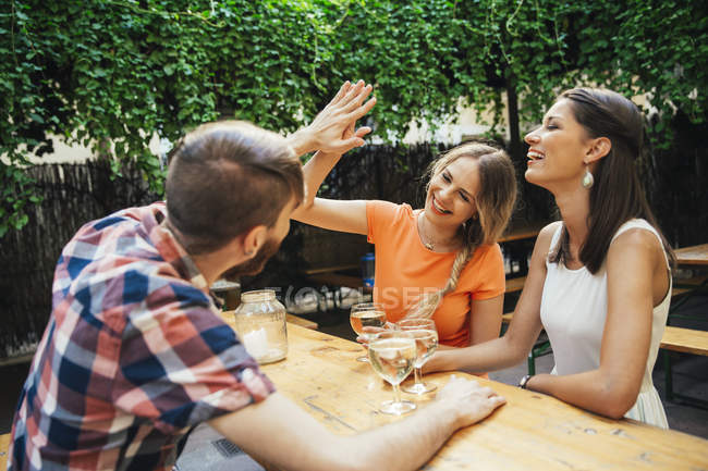 Happy friends drinking spritzer at outdoor pub — Stock Photo