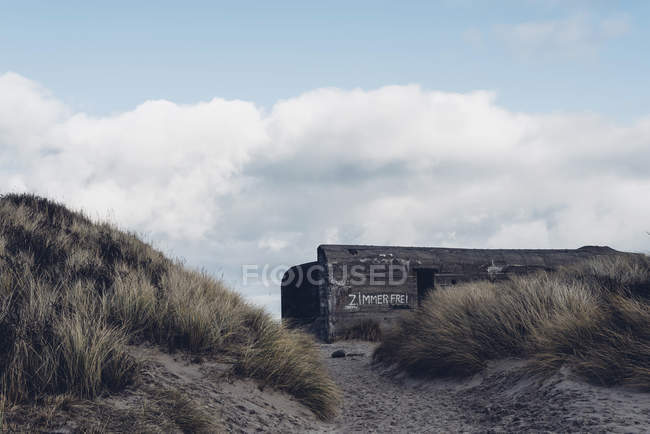 Dinamarca, Skagen, bunker en dunas en la colina - foto de stock