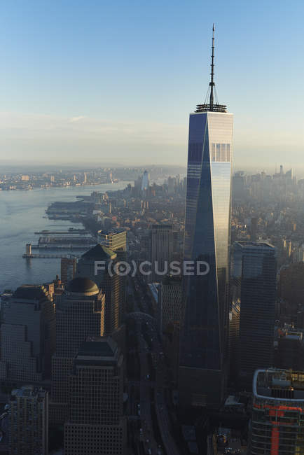 Estados Unidos, Nueva York, Ciudad de Nueva York, paisaje urbano con World Trade Center y Hudson River, vista aérea - foto de stock