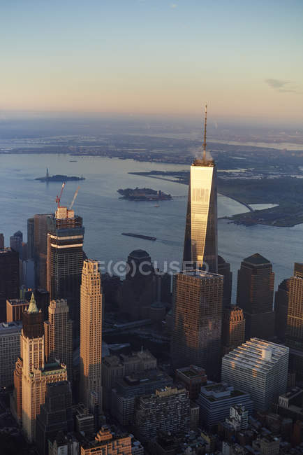 Повітряна фотографія вежа свободи (один Всесвітній торговий центр) у фінансовому районі в Нью-Йорку, Нью-Йорк. Точка зору, бік півдня та порту Нью-Йорк, США — стокове фото