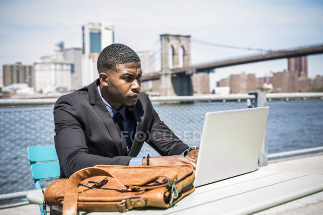 USA, Brooklyn, uomo d'affari che lavora con laptop all'aperto — Foto stock