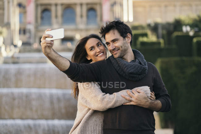 España, Barcelona, pareja de enamorados tomando selfie con teléfono celular - foto de stock