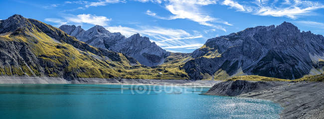Austria, Vorarlberg, Brandner Valley, Luener Lake contra colinas - foto de stock