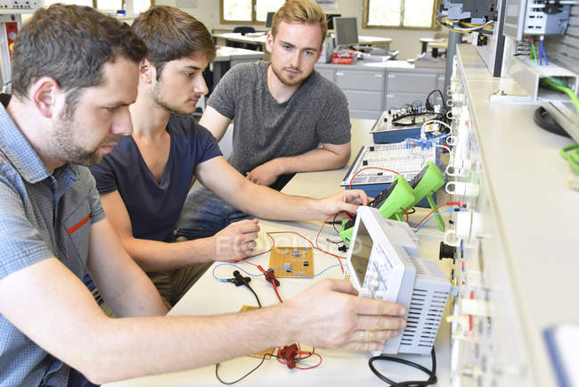 Technical instructor teaching students in school — Stock Photo