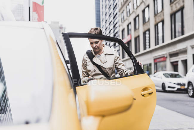 Femme assise en taxi à Manhattan, New York, USA — Photo de stock