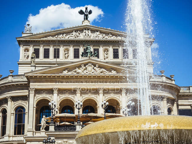 Germany, Frankfurt, old opera at Opera Square with Lucae fountain in the foreground — Stock Photo