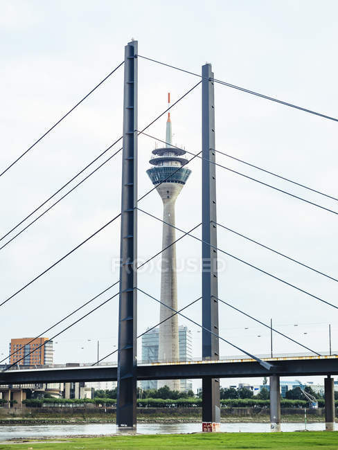 Allemagne, Duesseldorf, vue sur la tour du Rhin, le pont du Rhin et le Rhin — Photo de stock