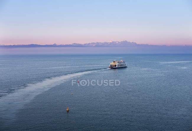 Traghetti sul Lago di Costanza al mattino, montagne Altmann e Saentis in Svizzera sullo sfondo — Foto stock